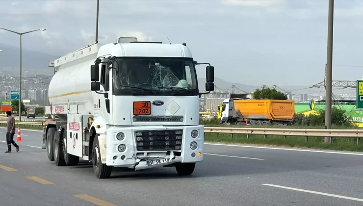 İskenderun’da Yakıt Tankeri ile İşçi Servisi Çarpıştı