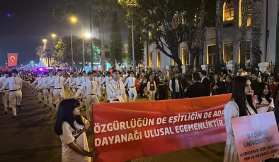 İskenderun’da Cumhuriyet’in 101. yılı fener alayıyla kutlandı