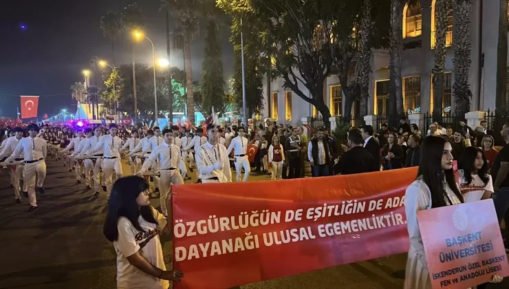 İskenderun’da Cumhuriyet’in 101. yılı fener alayıyla kutlandı