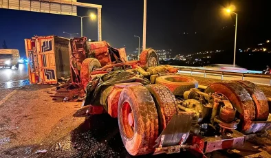 İskenderun’da Tırın Şarampole Devrilmesi Sonucu Sürücü Yaralandı