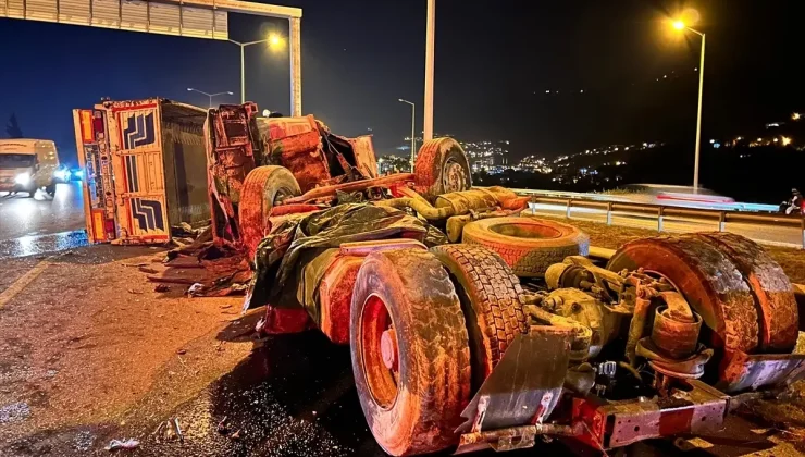 İskenderun’da Tırın Şarampole Devrilmesi Sonucu Sürücü Yaralandı